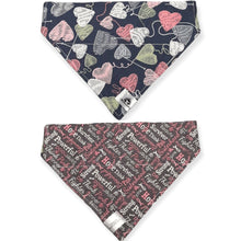 Charger l'image dans la galerie, Foulard 2 en 1 pour chien moyen - Motif cœur tricoté et mots inspirants cancer