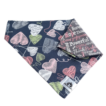 Charger l'image dans la galerie, Foulard 2 en 1 pour chien moyen - Motif cœur tricoté et mots inspirants cancer