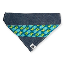 Charger l&#39;image dans la galerie, Foulard de jeans recyclés pour grand chien - Ananas turquoises
