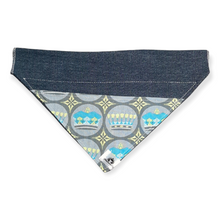 Charger l&#39;image dans la galerie, Foulard de jeans recyclés pour grand chien - Couronne de Roi
