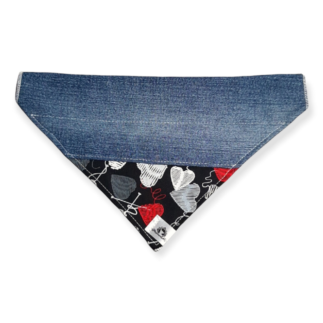 Foulard de jeans recyclés pour grand chien - Cœurs tricotés fond noir