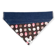 Charger l&#39;image dans la galerie, Foulard de jeans recyclés pour grand chien - Délices sucrés
