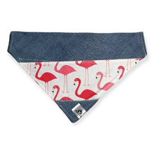 Charger l&#39;image dans la galerie, Foulard de jeans recyclés pour grand chien - Flamants roses
