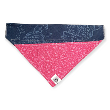 Charger l&#39;image dans la galerie, Foulard de jeans recyclés pour grand chien - Fleuri fushia jeans fleuri
