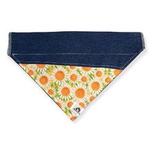 Charger l&#39;image dans la galerie, Foulard de jeans recyclés pour grand chien - Fleurs d&#39;été

