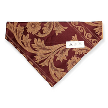 Charger l&#39;image dans la galerie, Foulard chic pour grand chien - Chic rouge vin et or
