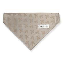 Charger l&#39;image dans la galerie, Foulard chic pour grand chien - Feuillage beige argenté
