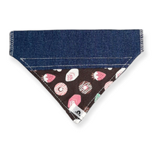 Charger l&#39;image dans la galerie, Foulard de jeans recyclés pour chat ou petit chien – Délices sucrés
