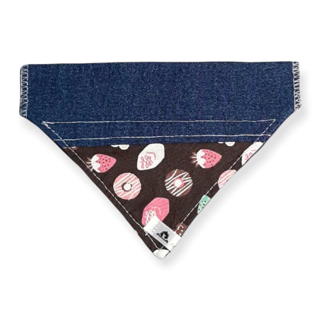 Foulard de jeans recyclés pour chat ou petit chien – Délices sucrés