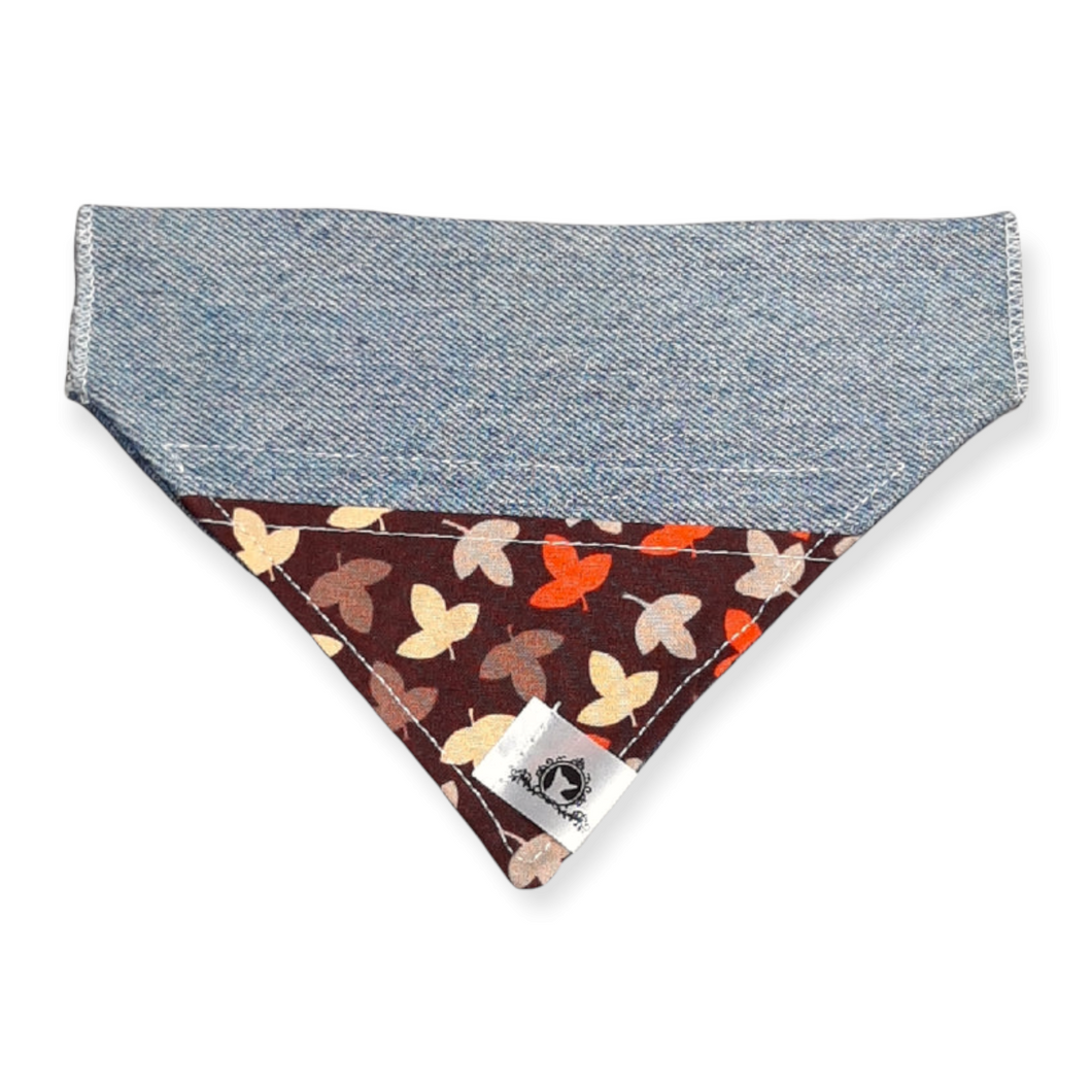 Foulard de jeans recyclés pour chat ou petit chien – Feuilles d'automne