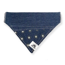 Charger l&#39;image dans la galerie, Foulard de jeans recyclés pour chat ou petit chien – Fleuri bleu
