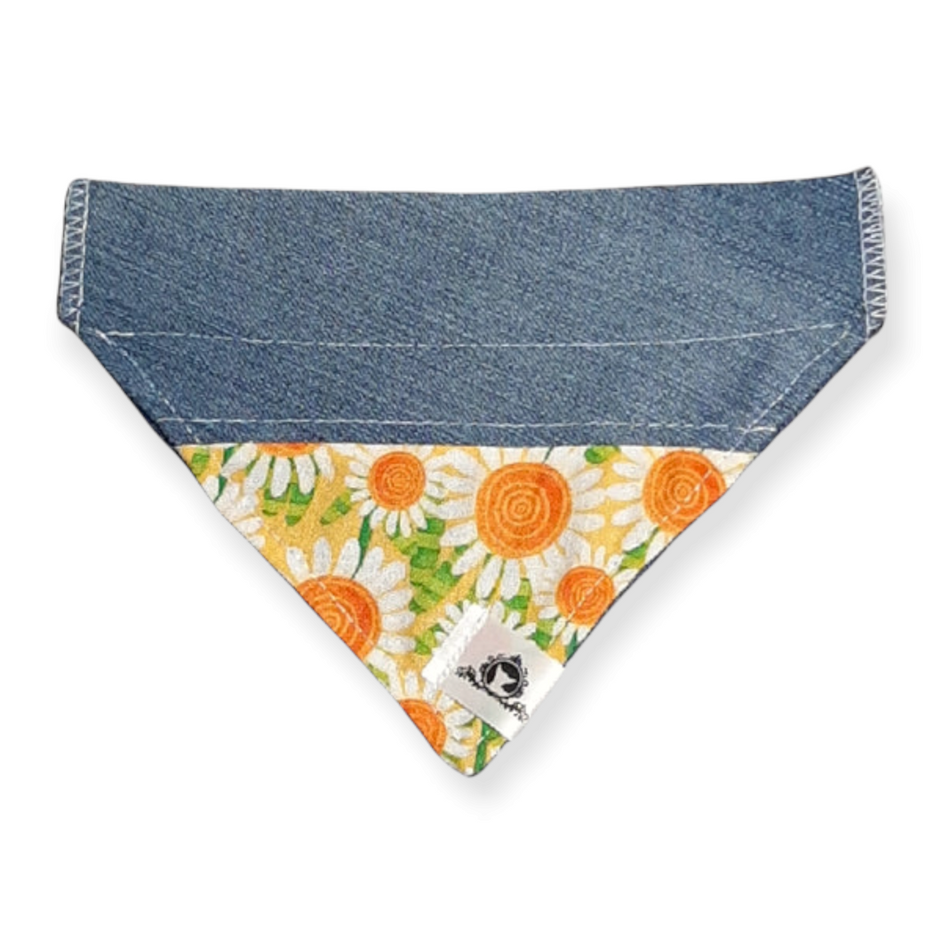 Foulard de jeans recyclés pour chat ou petit chien – Fleurs d'été