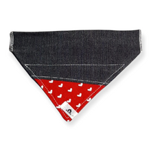 Charger l&#39;image dans la galerie, Foulard de jeans recyclés pour chat ou petit chien – Rouge à cœur blanc
