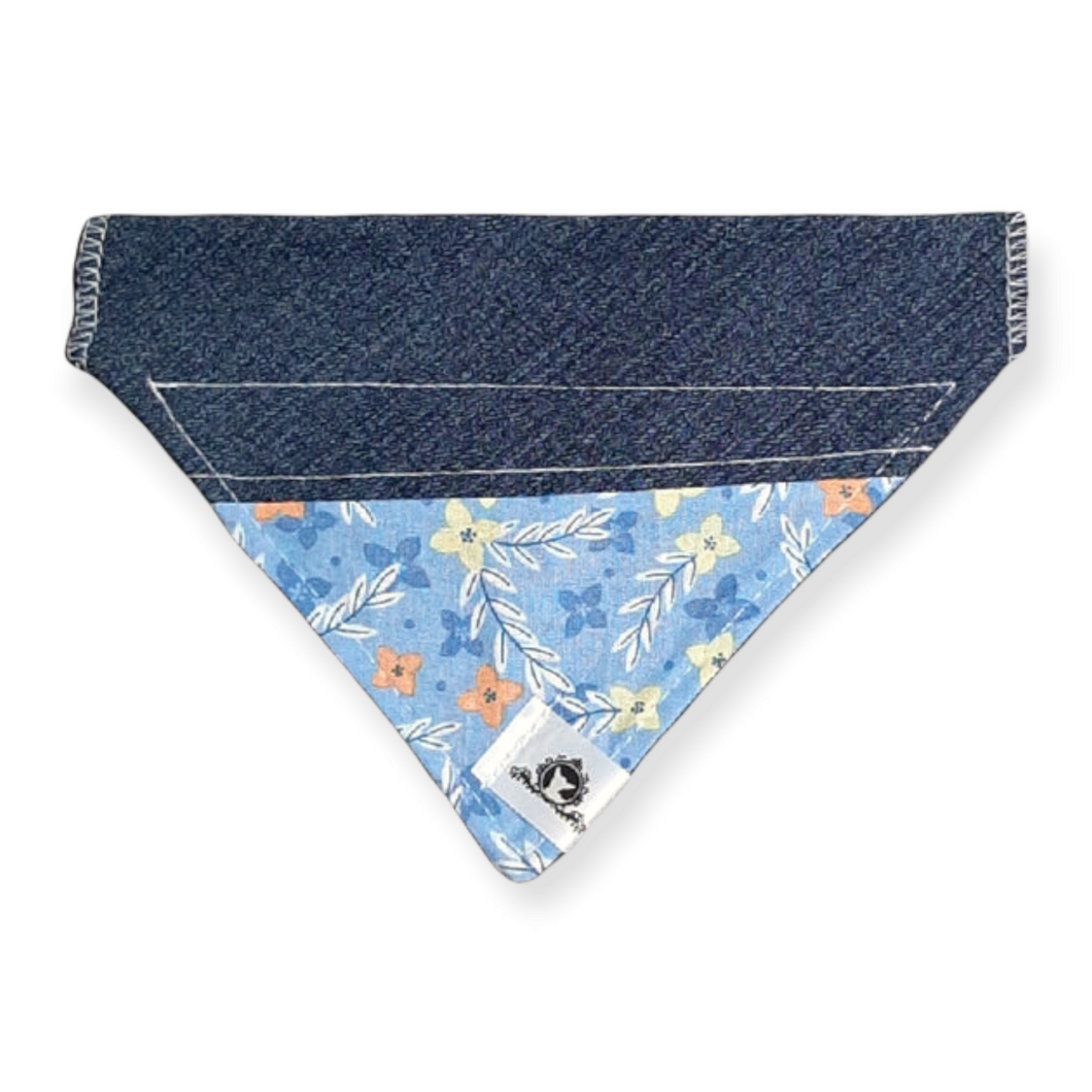 Foulard de jeans recyclés pour chat ou petit chien – Printemps fleuri