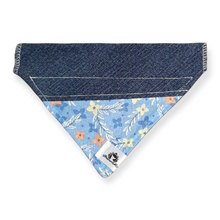 Charger l&#39;image dans la galerie, Foulard de jeans recyclés pour chat ou petit chien – Tendre bleu
