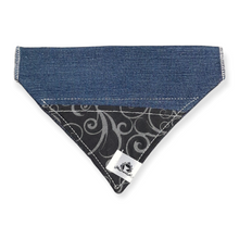 Charger l&#39;image dans la galerie, Foulard de jeans recyclés pour chat ou petit chien – Volutes grises
