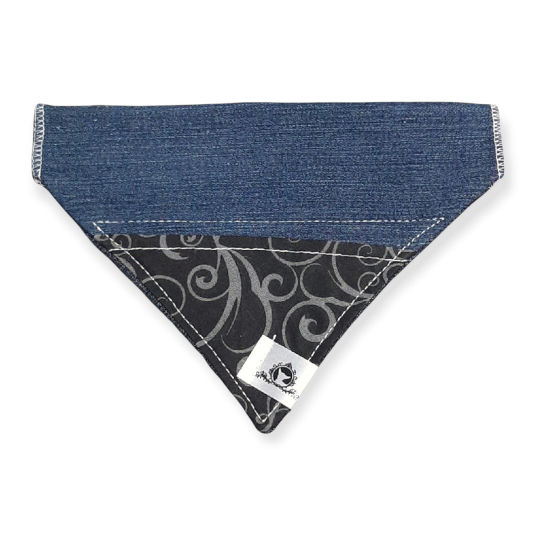 Foulard de jeans recyclés pour chat ou petit chien – Volutes grises
