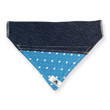 Charger l&#39;image dans la galerie, Foulard de jeans recyclés pour chat ou petit chien – Bleu à cœur blanc
