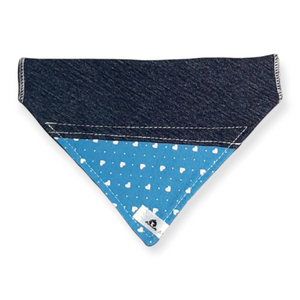 Foulard de jeans recyclés pour chat ou petit chien – Bleu à cœur blanc