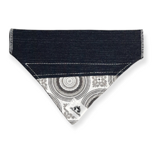 Charger l&#39;image dans la galerie, Foulard de jeans recyclés pour chat ou petit chien – Classique gris
