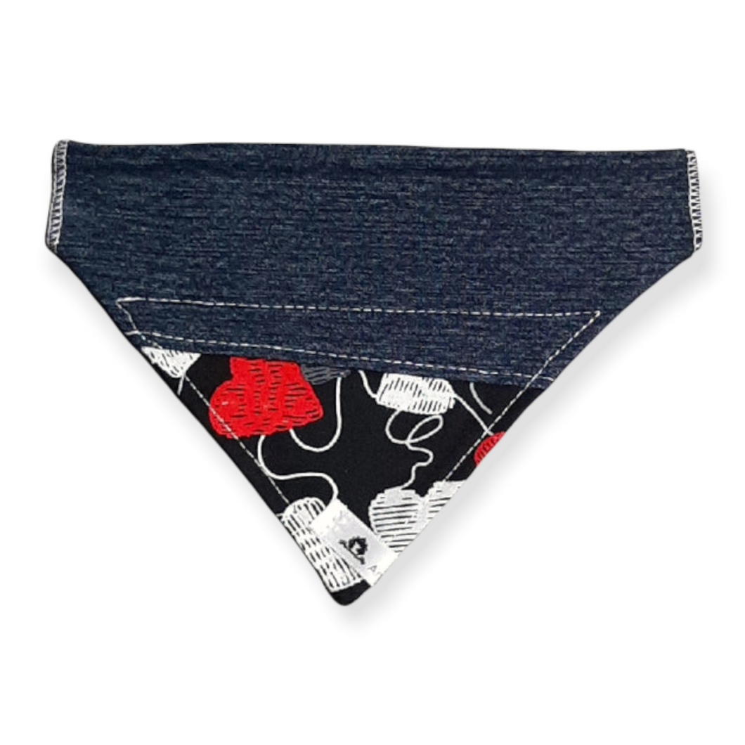 Foulard de jeans recyclés pour chat ou petit chien – Cœurs tricotés fond noir