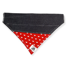 Charger l&#39;image dans la galerie, Foulard de jeans recyclés pour chien moyen - Rouge à cœur blanc
