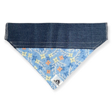 Charger l&#39;image dans la galerie, Foulard de jeans recyclés pour chien moyen - Tendre bleu
