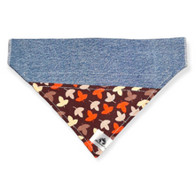 Charger l&#39;image dans la galerie, Foulard de jeans recyclés pour chien moyen - Feuilles d&#39;automne
