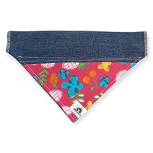 Charger l&#39;image dans la galerie, Foulard de jeans recyclés pour chien moyen - Fiesta fushia
