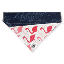 Charger l&#39;image dans la galerie, Foulard de jeans recyclés pour chien moyen - Flamants et jeans fleuri
