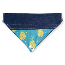 Charger l&#39;image dans la galerie, Foulard de jeans recyclés pour chien moyen - Ananas no 2
