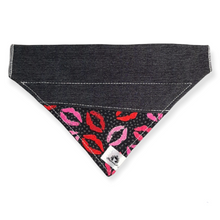 Charger l&#39;image dans la galerie, Foulard de jeans recyclés pour chien moyen - Baisers
