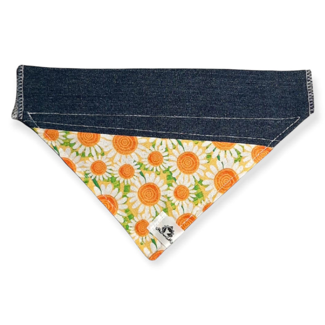 Foulard de jeans recyclés pour chien moyen - Fleurs d'été