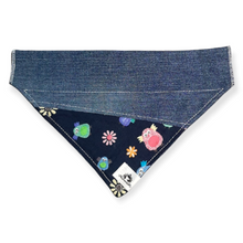 Charger l&#39;image dans la galerie, Foulard de jeans recyclés pour chien moyen - Hibou et fleurs
