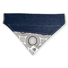 Charger l&#39;image dans la galerie, Foulard de jeans recyclés pour chien moyen - Classique gris
