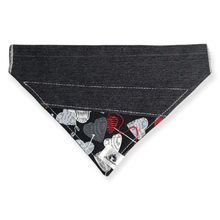Charger l&#39;image dans la galerie, Foulard de jeans recyclés pour chien moyen - Cœurs tricotés fond noir

