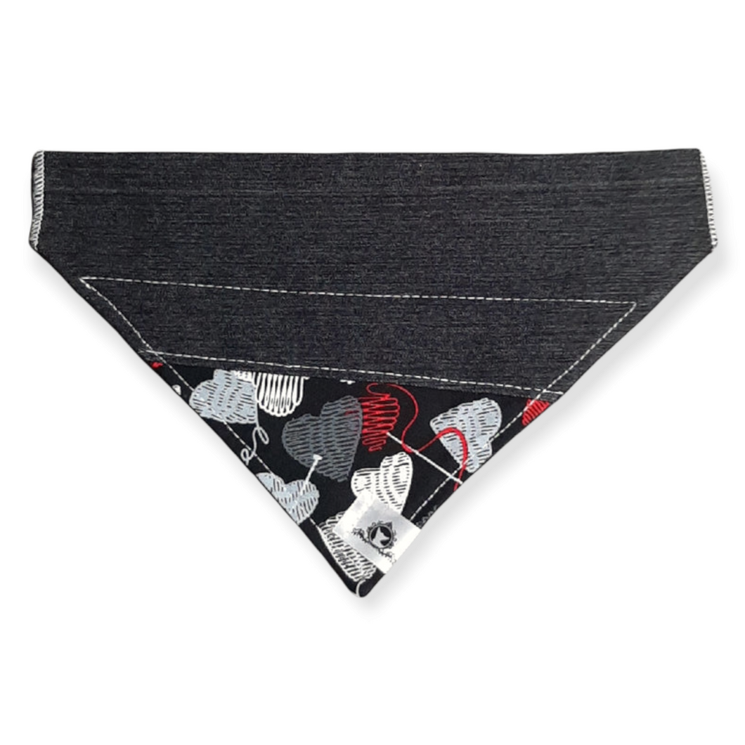 Foulard de jeans recyclés pour chien moyen - Cœurs tricotés fond noir