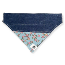 Charger l&#39;image dans la galerie, Foulard de jeans recyclés pour chien moyen - Printemps fleuri
