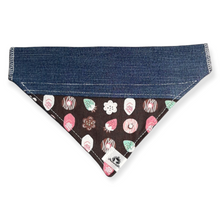 Charger l&#39;image dans la galerie, Foulard de jeans recyclés pour chien moyen - Délices sucrés
