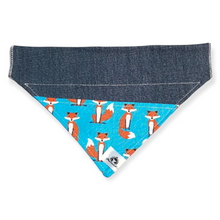 Charger l&#39;image dans la galerie, Foulard de jeans recyclés pour chien moyen - Renards
