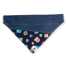 Charger l&#39;image dans la galerie, Foulard de jeans recyclés pour grand chien - Hibou et fleurs
