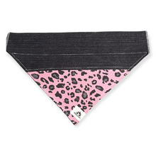Charger l&#39;image dans la galerie, Foulard de jeans recyclés pour grand chien - Léopard rose
