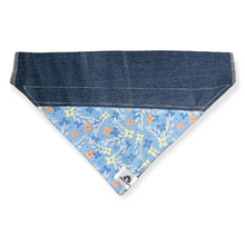 Charger l&#39;image dans la galerie, Foulard de jeans recyclés pour grand chien - Tendre bleu
