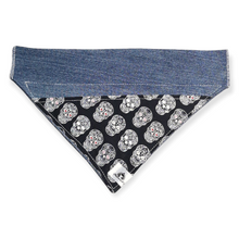 Charger l&#39;image dans la galerie, Foulard de jeans recyclés pour grand chien - Skull fond noir
