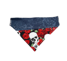 Charger l&#39;image dans la galerie, Foulard de jeans recyclés pour chien moyen - Squelette romantique
