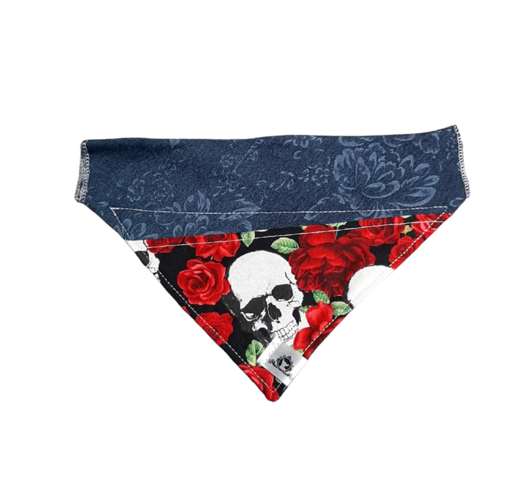 Foulard de jeans recyclés pour chien moyen - Squelette romantique