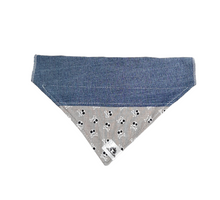 Charger l&#39;image dans la galerie, Foulard de jeans recyclés pour chien moyen - Skull gris
