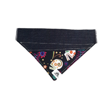 Charger l&#39;image dans la galerie, Foulard de jeans recyclés pour chien moyen - Sugar skull
