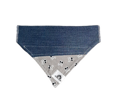 Charger l&#39;image dans la galerie, Foulard de jeans recyclés pour chat ou petit chien – Skull gris
