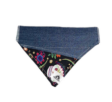 Charger l&#39;image dans la galerie, Foulard de jeans recyclés pour chat ou petit chien – Sugar skull
